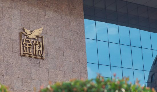 金徽酒盈利能力疲软，产品停留中低端，董事长周志刚四年涨薪近150%