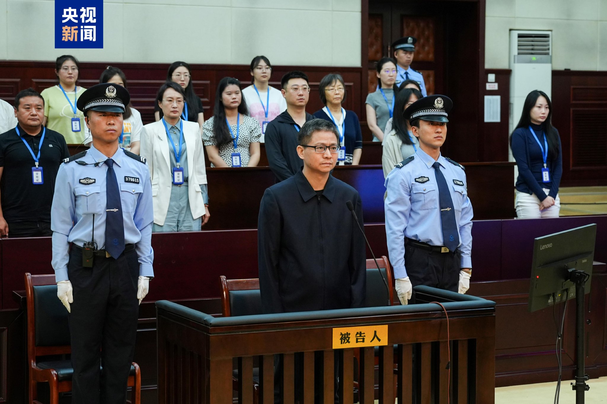 南方电网原党组成员龙飞一审获刑七年